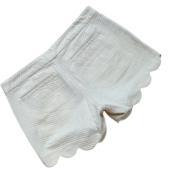 Lilly Pulitzer Cream Scalloped Shorts Size 0 - Picture 3 of 4